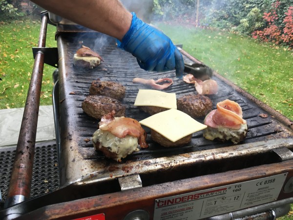 ハンバーガー　屋台　エミレーツ