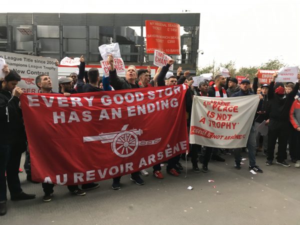 v リンカーン FAカップ サポーター 抗議 WENGER OUT