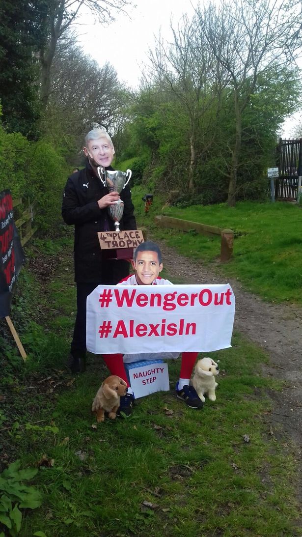 WENGER OUT プロテスト