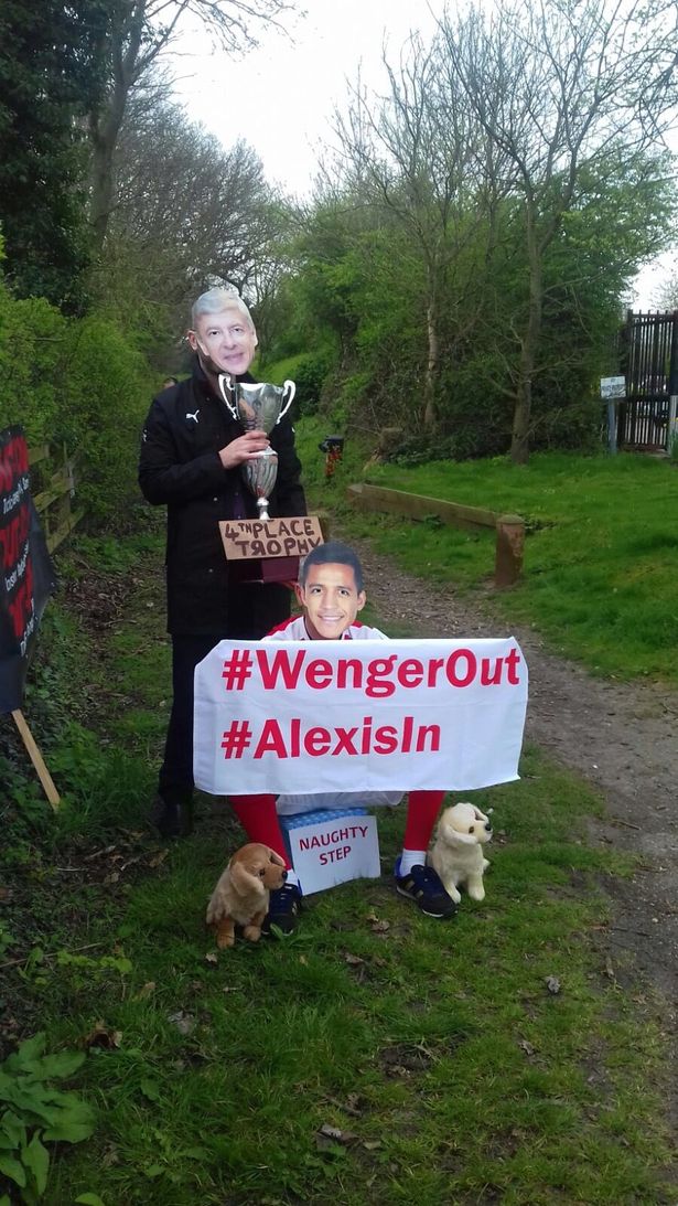 WENGER OUT プロテスト