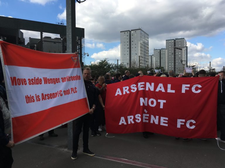 WENGER OUT プロテスト