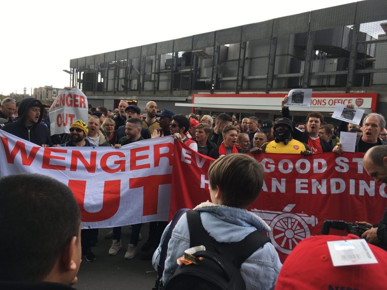 WENGER OUT プロテスト