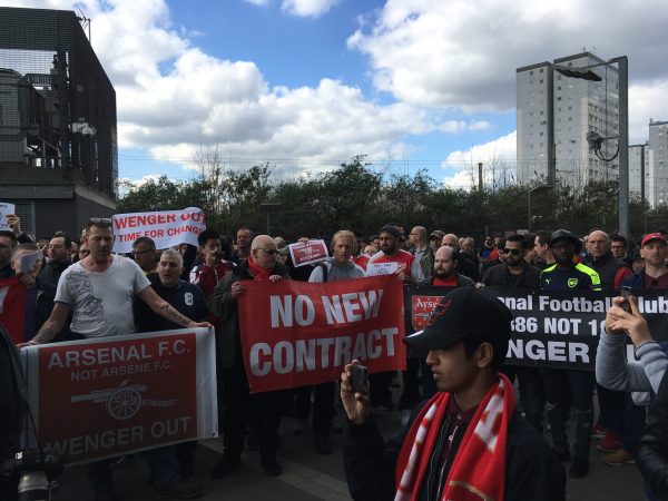 WENGER OUT プロテスト