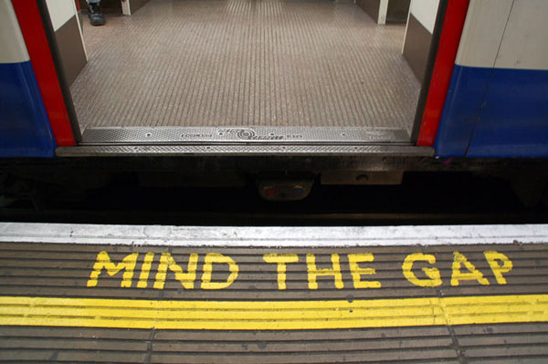 MIND THE GAP ロンドン 地下鉄 チューブ