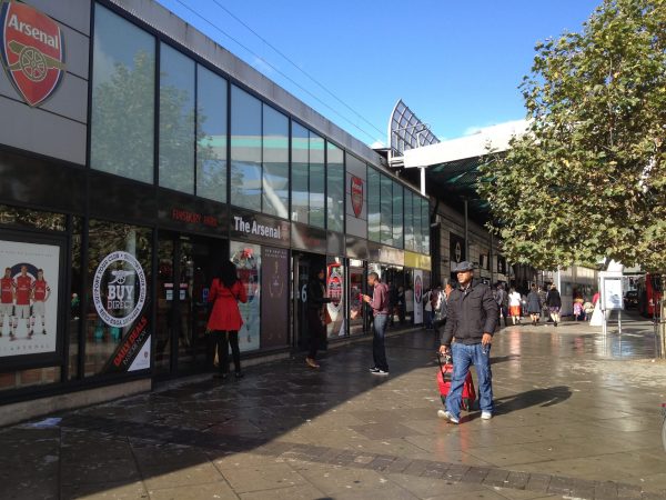 フィンズベリーパーク駅 アーセナル ショップ