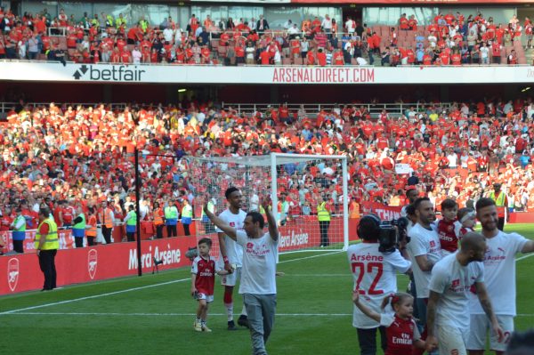 v バーンリー エミレーツ・スタジアム Merci Arsene サンティ・カソルラ