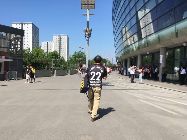 v バーンリー ストーカー サポーター シャツ Merci Arsene エミレーツ・スタジアム Emirates Stadium 盗撮