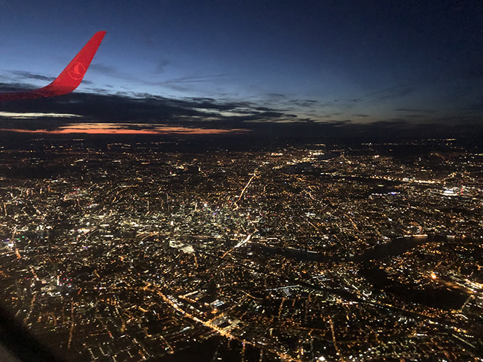 ロンドン 夜景 飛行機 ヒースロー空港 イミグレーション パスポートチェック