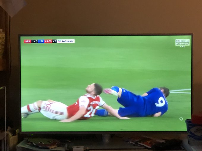 レッドカード 反則 主審 v レスター シュコドラン・ムスタフィ