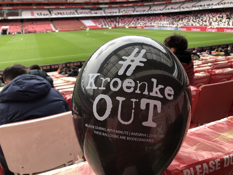 ブライトン Kroenke Out エミレーツ・スタジアム